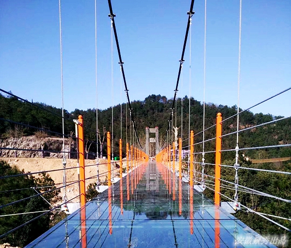 安吉中南百草园99米玻璃桥进入最后收尾安装