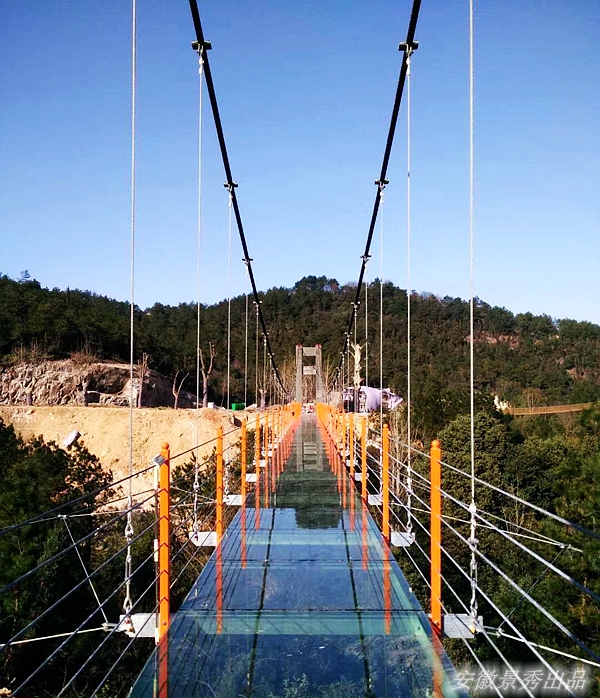 安吉中南百草园99米玻璃桥进入最后收尾安装