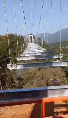赣州全南天龙山188米玻璃桥横梁安装完成!1.gif